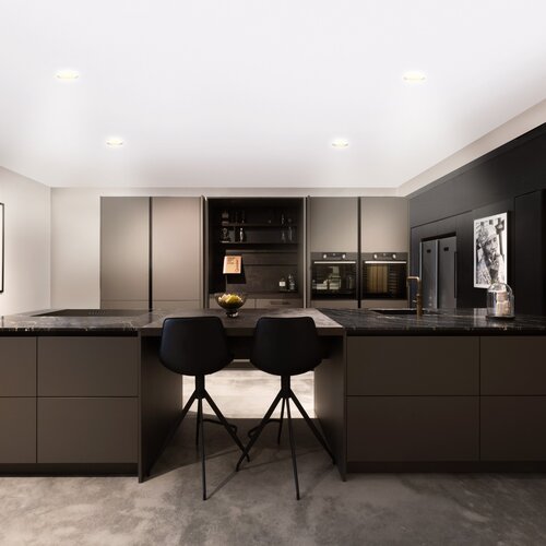 Kennt ihr schon Clay Dark? Diese Farbe ist eine gute Wahl für alle, denen eine graue oder schwarze Küchenfront zu dunkel...